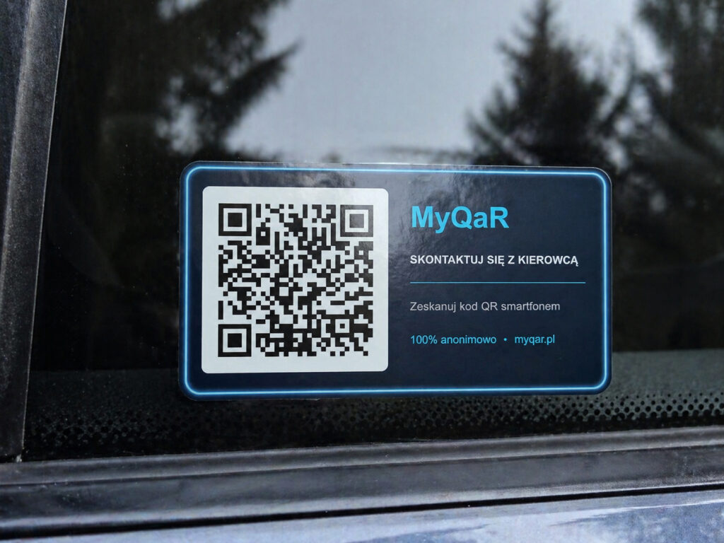 Naklejka MyQaR z kodem QR na bocznej szybie samochodu